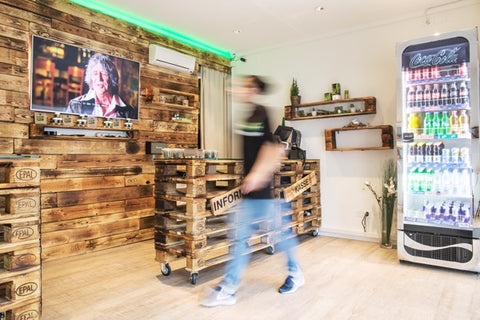 Moderner Green Passion CBD Shop in der Schweiz mit Holztheke, Getränkekühlschrank und gemütlicher Atmosphäre