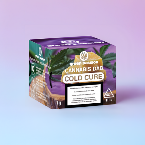 Green Passion Cold Cure Dab Verpackung vor lila-blauem Hintergrund, Packshot für E-Commerce Einsatz