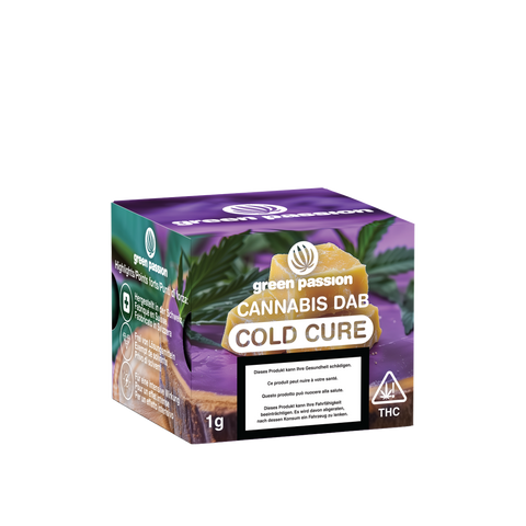 CBD Cold Cure Dab Packung mit drei goldgelben Brocken auf transparentem Hintergrund, Green Passion Produktfoto