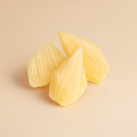 Nahaufnahme von drei goldgelben CBD Dab Kristallen – hochreines Konzentrat mit CBD für intensives Raucherlebnis ohne THC.