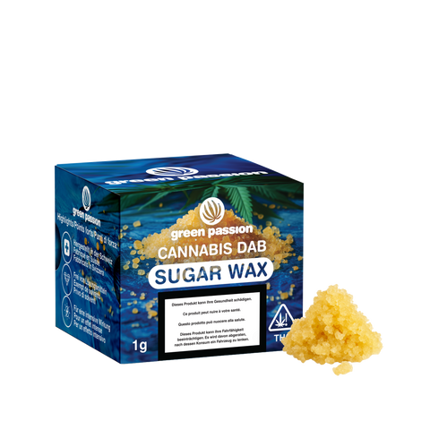 Verpackung von CBD Dabs Sugar Wax mit Cannabisblatt-Design, daneben gelbliche Wachskristalle, präsentiert auf blauem Hintergrund.