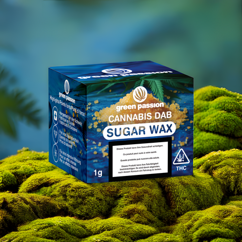 Verpackung von Sugar Wax CBD Dab, 1g, auf Moos; blaue Box mit Cannabisblatt und Produktinformationen in mehreren Sprachen.