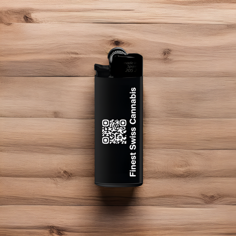 Green Passion Bic Feuerzeug mit QR-Code auf Holztisch – Finest Swiss Cannabis Zubehör entdecken