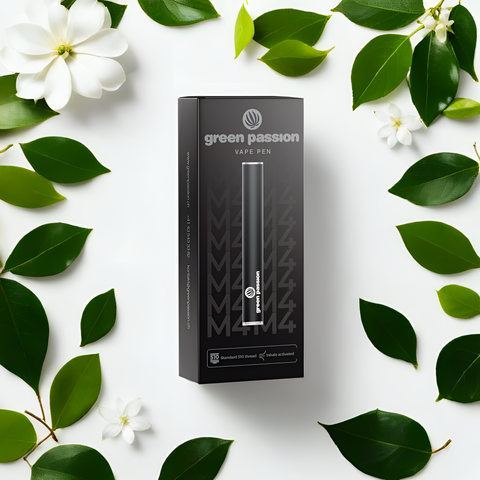 Schwarze Verpackung des CBD Vape-Sets „Cookies“ von Green Passion, umgeben von grünen Blättern und weißen Blüten auf weißem Hintergrund.