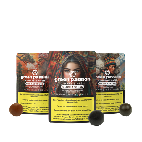 Drei Verpackungen "CBD Hash - Creamy Set" mit künstlerischen Porträts und Warnhinweisen, begleitet von drei unterschiedlich farbigen Hash-Kugeln.