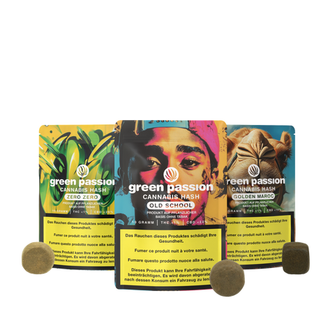 Drei bunte Verpackungen des „CBD Hash - Crumbly Set“ von Green Passion mit unterschiedlichen Designs und Hash-Würfeln im Vordergrund.