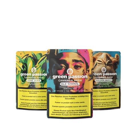 Drei bunte Verpackungen von „Green Passion Cannabis Hash“ im Crumbly Set, mit verschiedenen Designs und Warnhinweisen, auf weißem Hintergrund.