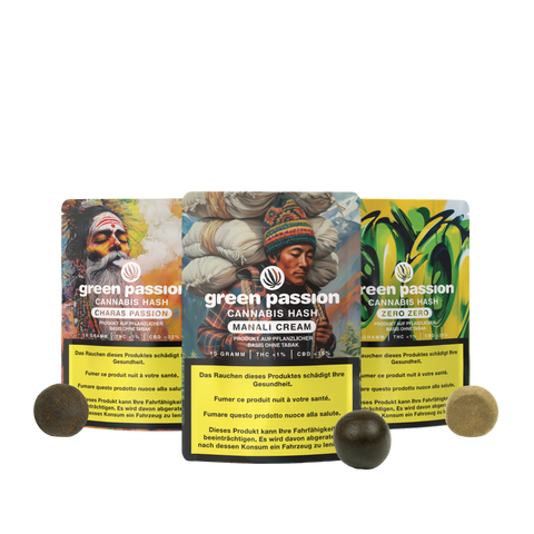 Drei bunte CBD-Hash-Verpackungen des Oriental Sets von Green Passion mit traditionell inspirierten Designs und drei Kugeln Hash im Vordergrund.