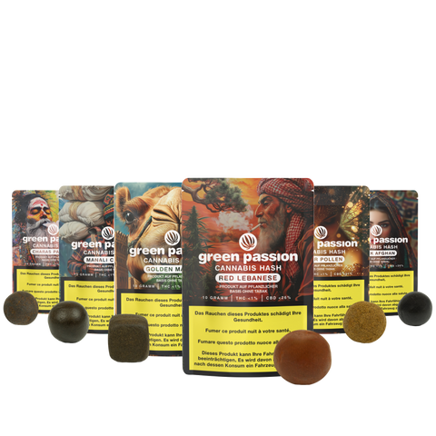 Verschiedene Sorten CBD Hash in bunten Verpackungen mit runden Proben im Vordergrund, Teil eines Probiersets im Online-Shop.