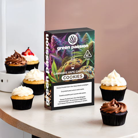 CBD Vape Cartridge Cookies von Green Passion auf Tisch mit Cupcakes – süsses, verspieltes Moodbild für den Online-Shop Schweiz