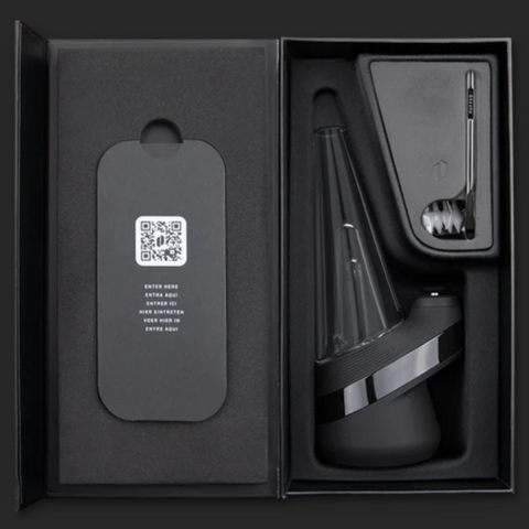 Puffco Peak Smart E-Rig Dab Vaporizer in geöffneter Verpackung mit Zubehör und QR-Code, stilvoll präsentiert für den modernen Benutzer.