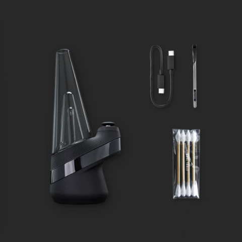 Puffco Peak Smart E-Rig Dab Vaporizer mit Zubehör: USB-Kabel, Werkzeug und Wattestäbchen, auf schwarzem Hintergrund dargestellt.