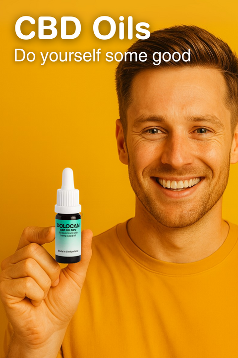 Uomo sorridente con flacone di olio CBD Dolocan su sfondo giallo – Green Passion, CBD Shop Svizzera