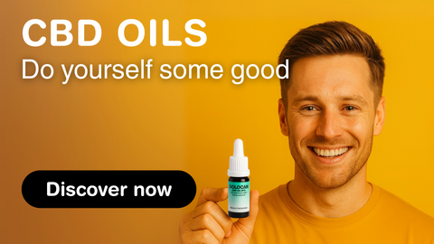 Uomo sorridente con flacone di olio CBD Dolocan su sfondo giallo – Green Passion, CBD Shop Svizzera