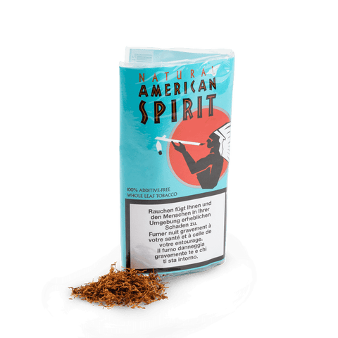 Beutel American Spirit Drehtabak, blaues Design mit rotem Logo und indianischem Motiv, liegt neben losem Tabak, ohne Zusatzstoffe.
