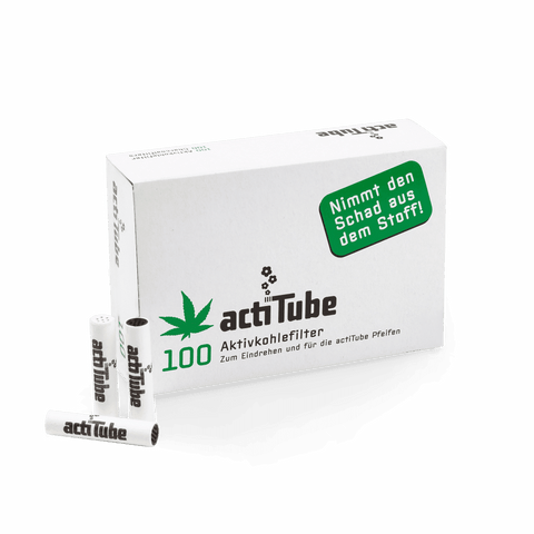 Weiße Verpackung der actiTube Aktivkohlefilter STANDARD mit grünem Logo und zwei Filtern im Vordergrund auf schwarzem Hintergrund.