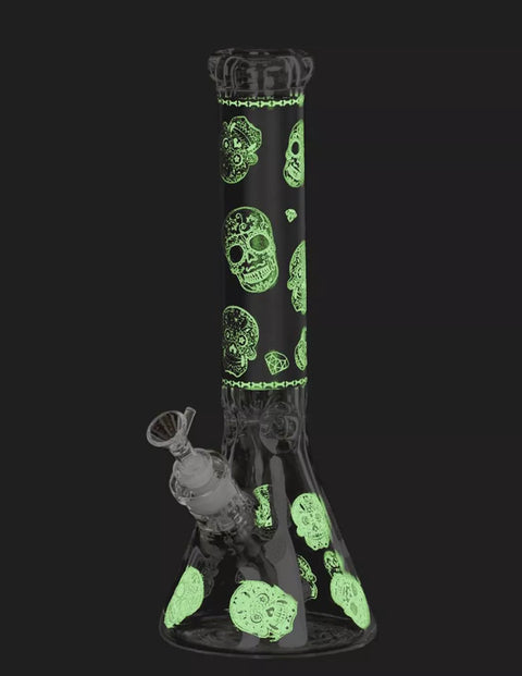 Leuchtende Glasbong mit Totenkopf-Muster, fluoreszierendes Design für stilvolles Raucherlebnis bei Nacht.