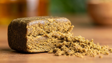 CBD Hash – gepresster goldbrauner Hashblock mit Kief