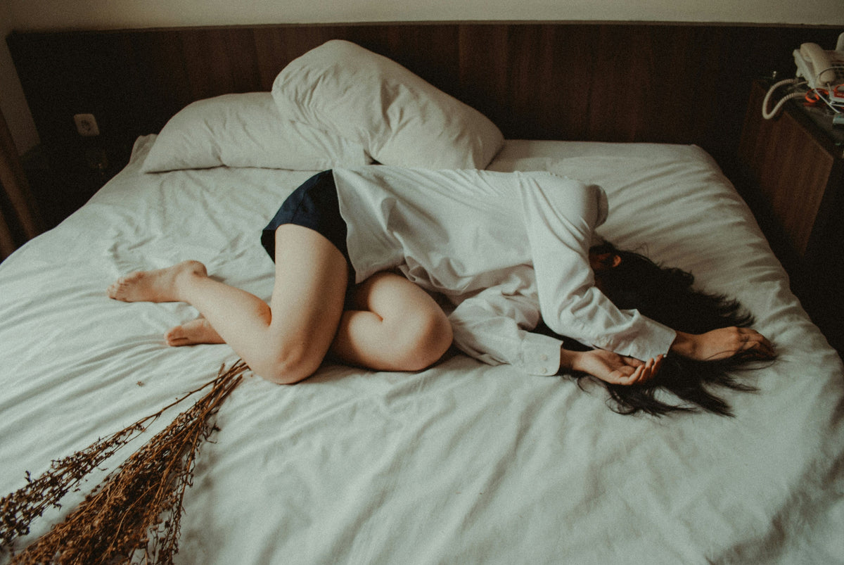 Rilassata durante il ciclo: il CBD può aiutare?
