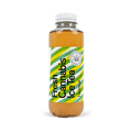 Klare Plastikflasche mit Cannabis Ice Tea, 5dl, grünes und gelbes Etikett, Cannabisblatt-Logo, auf weissem Hintergrund.