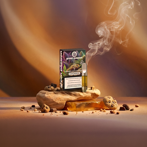 Green Passion Cannabis Vape Cartridge Cookies – Produktbox mit freiliegender Vape-Kartusche auf organischem Sandstein-Podest, umgeben von Chocolate-Chip-Cookies und Schokoladenstücken, mit aufsteigendem Dampf vor warmem Karamell-Hintergrund.