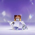 Green Passion Cannabis Dab Diamonds 1g Verpackung auf facettiertem Kristall-Sockel vor violettem Hintergrund