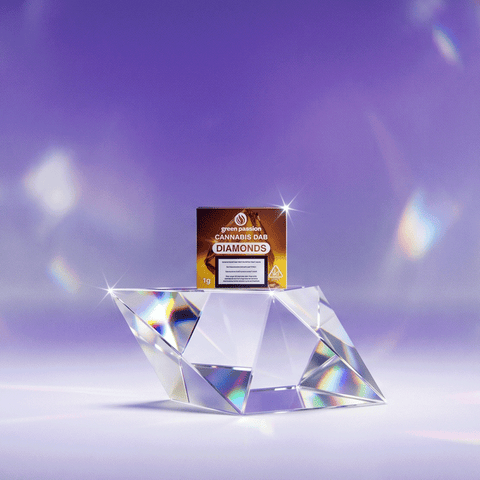 Green Passion Cannabis Dab Diamonds 1g Verpackung auf facettiertem Kristall-Sockel vor violettem Hintergrund