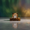 Green Passion Cannabis Dab Live Resin 1g Verpackung auf Holz-Gold-Sockel vor grün-goldenem Hintergrund