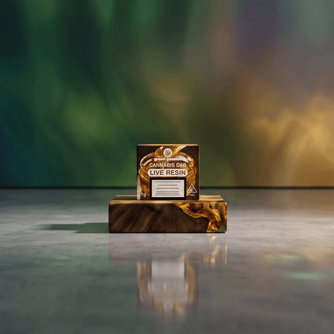 Green Passion Cannabis Dab Live Resin 1g Verpackung auf Holz-Gold-Sockel vor grün-goldenem Hintergrund