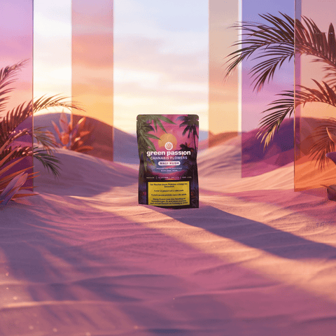 Green Passion Cannabis Flowers Maui Kush – 10g Indoor-Packung in lila-rosafarbener Wüstenlandschaft bei Sonnenuntergang mit Palmen, Dünen und verspiegelten Glasscheiben.