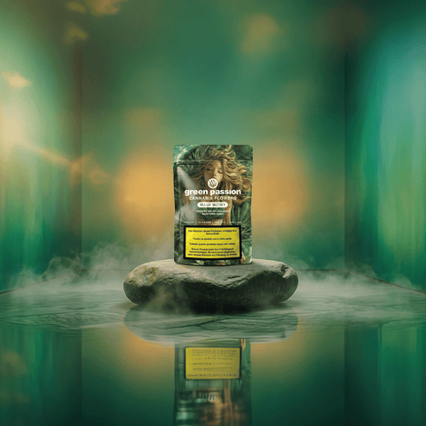 Green Passion Cannabis Flowers Maui Wowy – 10g Indoor-Packung auf Flussstein in nebligem, grün-goldenen Ambiente mit Wasserreflexion, Sonnenstrahlen und weiblicher Figur auf der Verpackung.