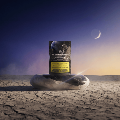 Green Passion Cannabis Product Moonrocks – 10g Packung auf Yin-Yang-Steinen in karger Mondlandschaft bei Dämmerung mit Mondsichel und Astronautenmotiv auf der Verpackung.