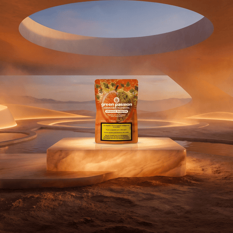 Green Passion Cannabis Flowers Orange Passion – orange 10g Indoor-Packung auf leuchtendem Marmorpodest in warmem Sandstein-Ambiente mit kreisförmiger Deckenöffnung.