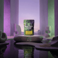 Green Passion Cannabis Flowers Passion Haze – 10g Indoor-Packung auf organischem Steinsockel in violettem Säulenraum mit Wasserreflexion und illustriertem Frauenporträt auf der Verpackung.