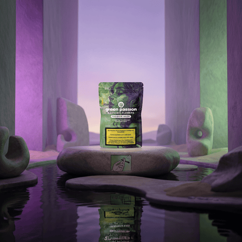 Green Passion Cannabis Flowers Passion Haze – 10g Indoor-Packung auf organischem Steinsockel in violettem Säulenraum mit Wasserreflexion und illustriertem Frauenporträt auf der Verpackung.