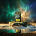 Green Passion Cannabis Flowers Space Queen – 10g Indoor-Packung auf moosbedecktem Stein mit Wasserreflexion vor spektakulärem Nordlicht-Himmel in Grün, Blau und Gold.