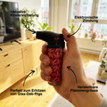 Ein Bunsenbrenner mit buntem Blätterdesign wird in einer Hand gehalten, ideal zum Erhitzen von Glas-Dab-Rigs.