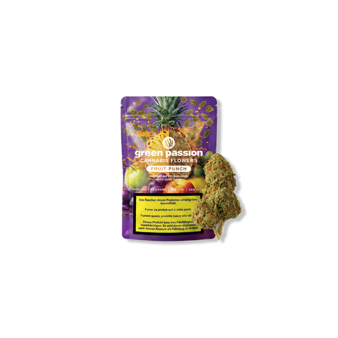 Confezione di Green Passion Cannabis Flowers Fruit Punch con illustrazione di un ananas e altri frutti, con accanto un fiore di canapa.