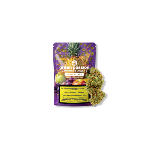 Confezione dei fiori di CBD 'Fruit Punch' di Green Passion con un motivo colorato di frutta e un pezzo di fiore di cannabis visibile.