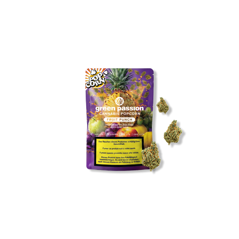 Confezione di Green Passion Cannabis Popcorn con il nome del prodotto Fruit Punch, circondata da frutta e fiori di cannabis.