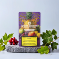 Primo piano delle infiorescenze CBD Fruit Punch di Green Passion – presentazione colorata con frutti di bosco freschi e note tropicali, ideale per chi ama i sapori fruttati.