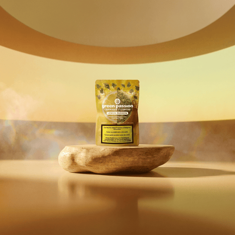 Confezione gialla di Green Passion con la scritta Lemon Passion, presentata su un piedistallo naturale davanti a uno sfondo caldo.