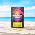 Maui Kush Fleurs de CBD – Gros plan exclusif avec une ambiance d’île tropicale. Packaging parfaitement mis en scène avec coucher de soleil et palmiers. Fleurs de CBD de haute qualité de Green Passion.