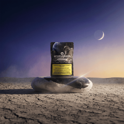 Confezione di Moonrocks di Green Passion su una superficie desertica con una luna crescente sullo sfondo.