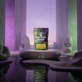 Verpackung der CBD-Blüten Passion Haze von Green Passion, platziert in einer stilisierten, natürlichen Umgebung.