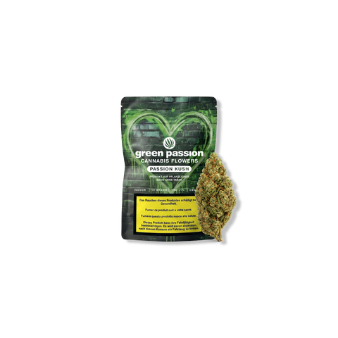 Confezione di fiori di cannabis Green Passion con scritta 'Passion Kush' e un fiore di cannabis accanto.