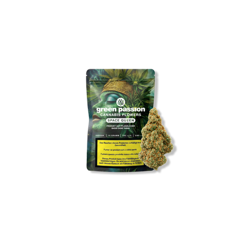 Confezione di fiori di CBD Space Queen Green Passion con un'infiorescenza di cannabis accanto.