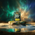 Verpackung der CBD-Blüten Space Queen von Green Passion auf einem Felsen, umgeben von mystischem Licht und Wasser.
