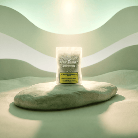Confezione dei fiori di CBD White Passion di Green Passion su una pietra in un paesaggio stilizzato.