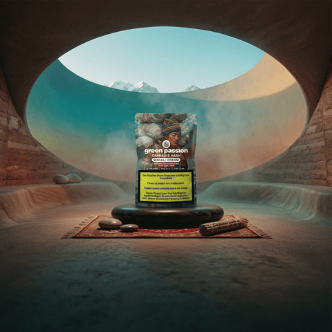 Confezione di hashish CBD Manali Cream di Green Passion su un tappeto con sfondo naturale e montuoso.